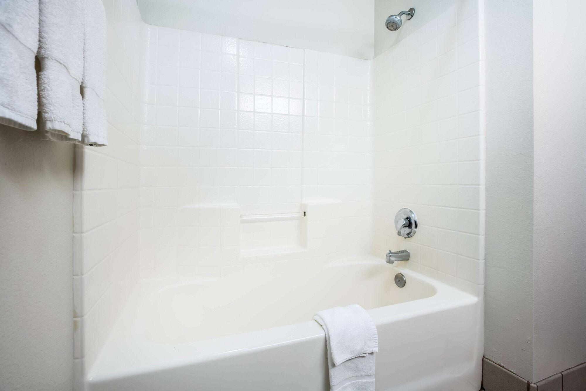 Отель La Quinta By Wyndham Portland Airport Экстерьер фото