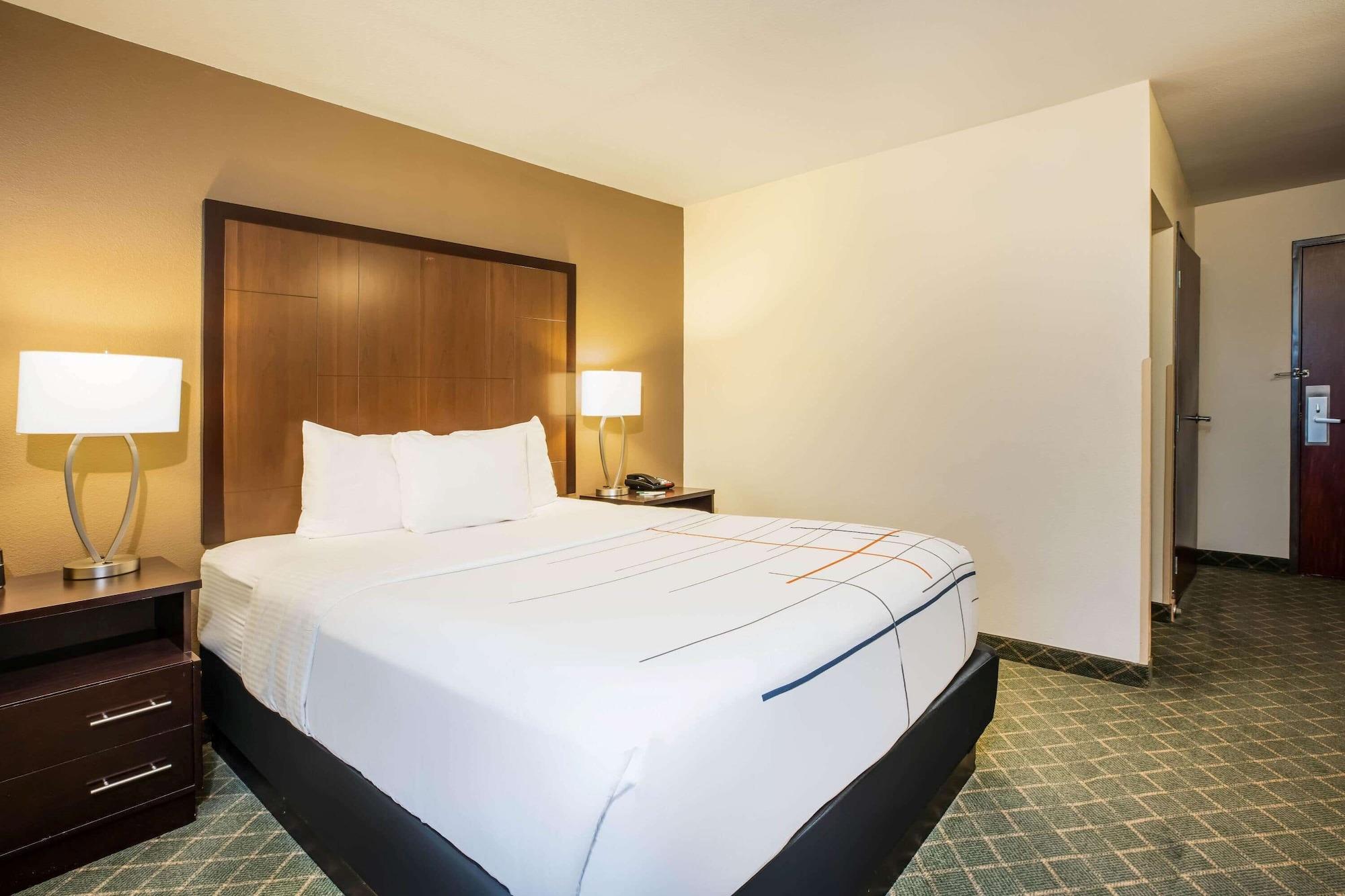 Отель La Quinta By Wyndham Portland Airport Экстерьер фото