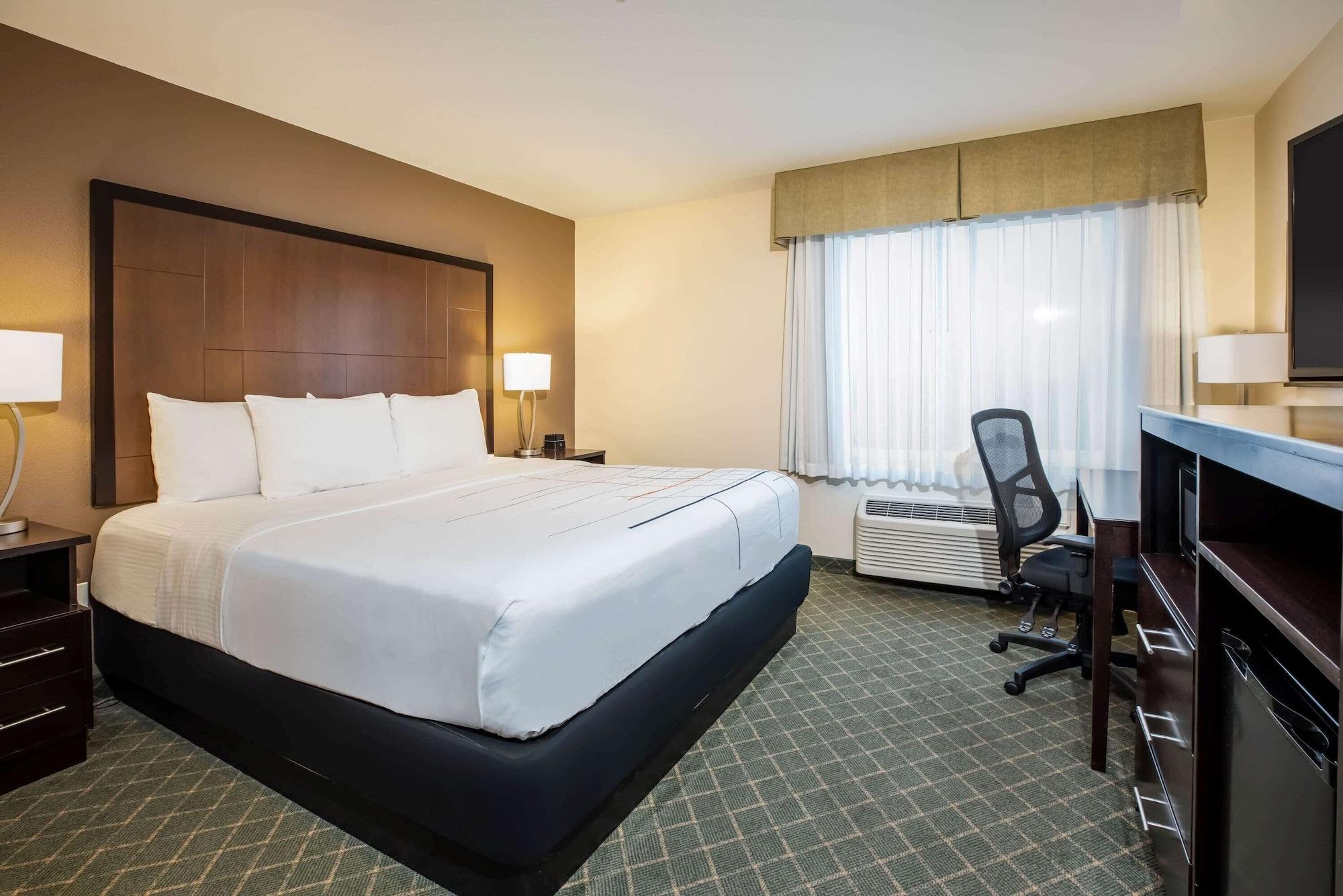 Отель La Quinta By Wyndham Portland Airport Экстерьер фото