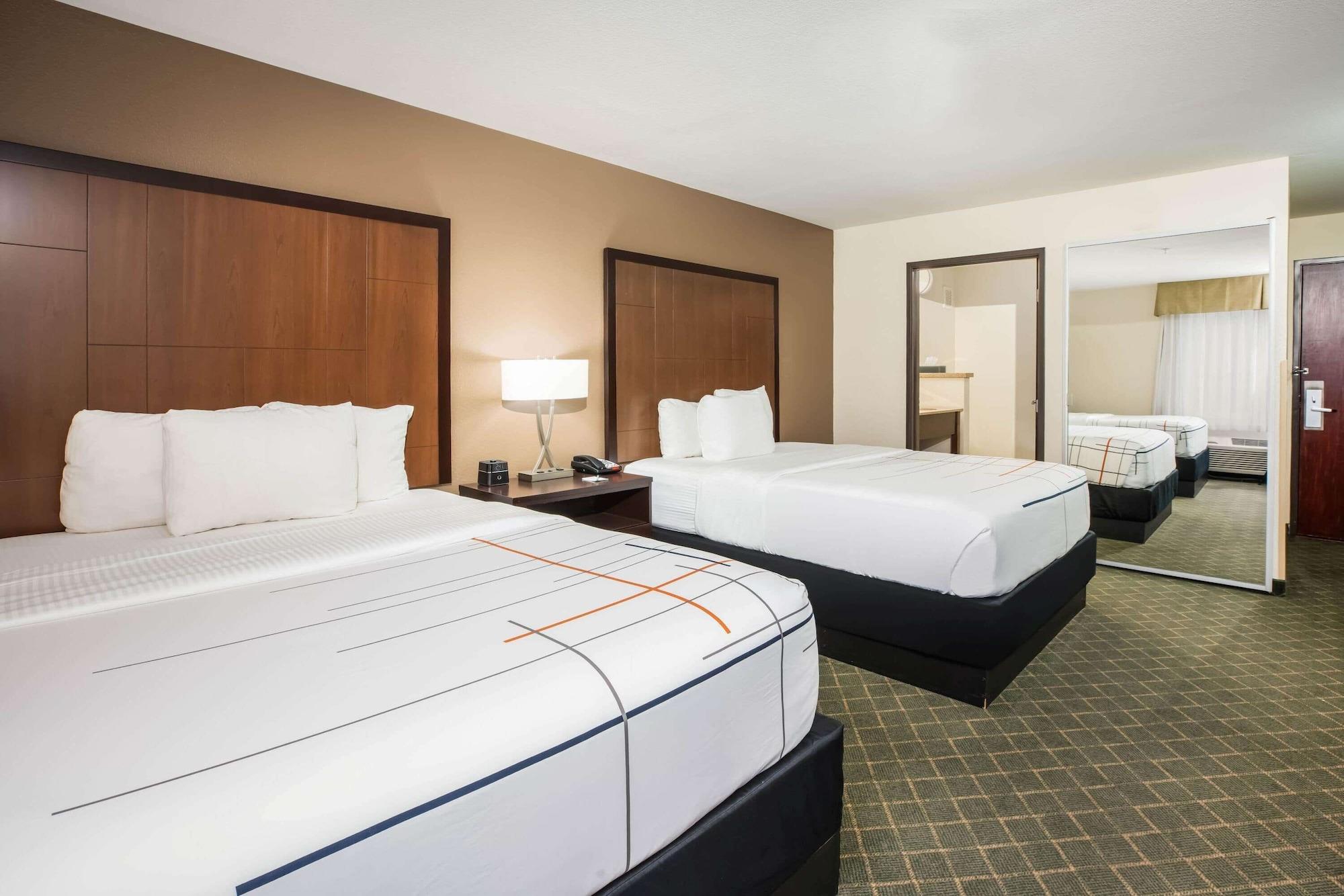 Отель La Quinta By Wyndham Portland Airport Экстерьер фото