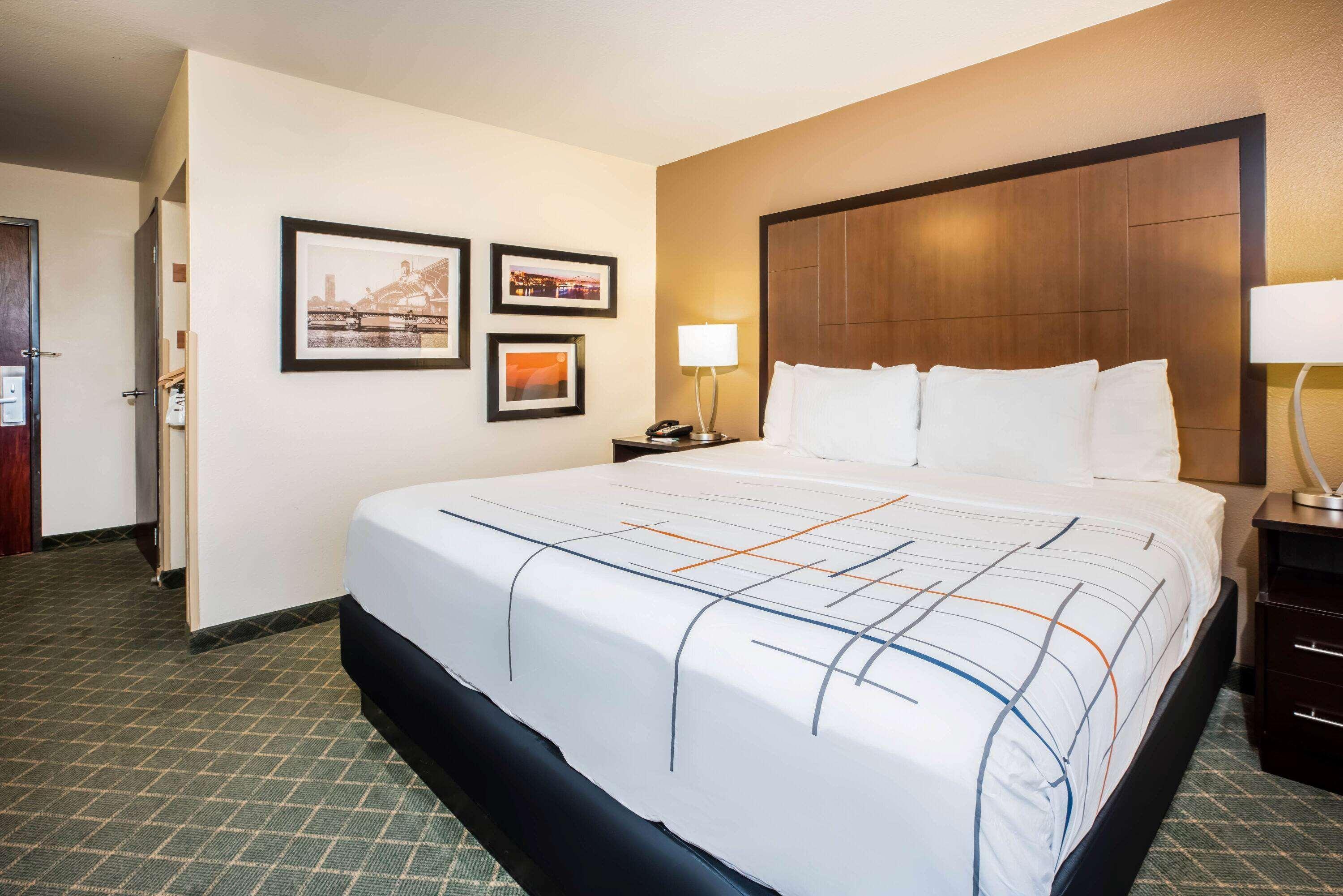 Отель La Quinta By Wyndham Portland Airport Экстерьер фото