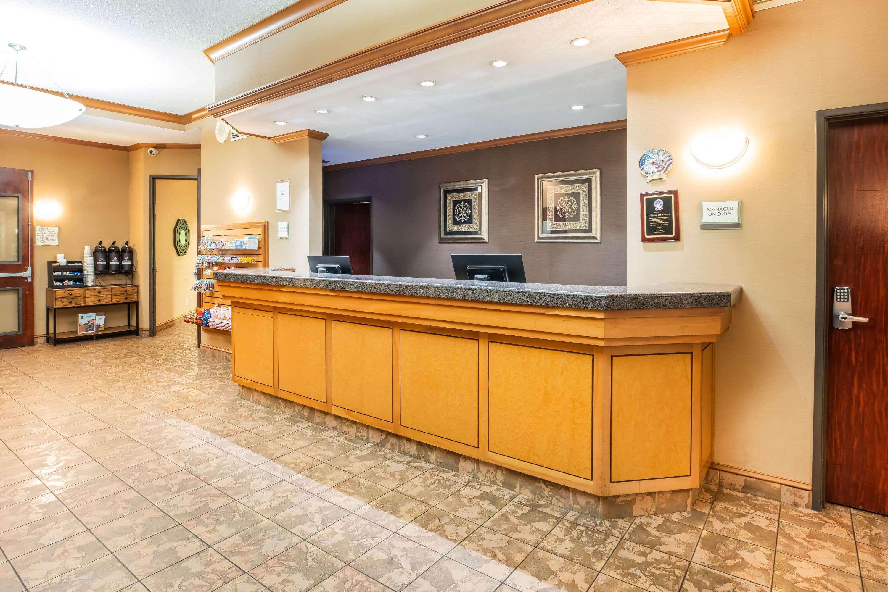 Отель La Quinta By Wyndham Portland Airport Экстерьер фото
