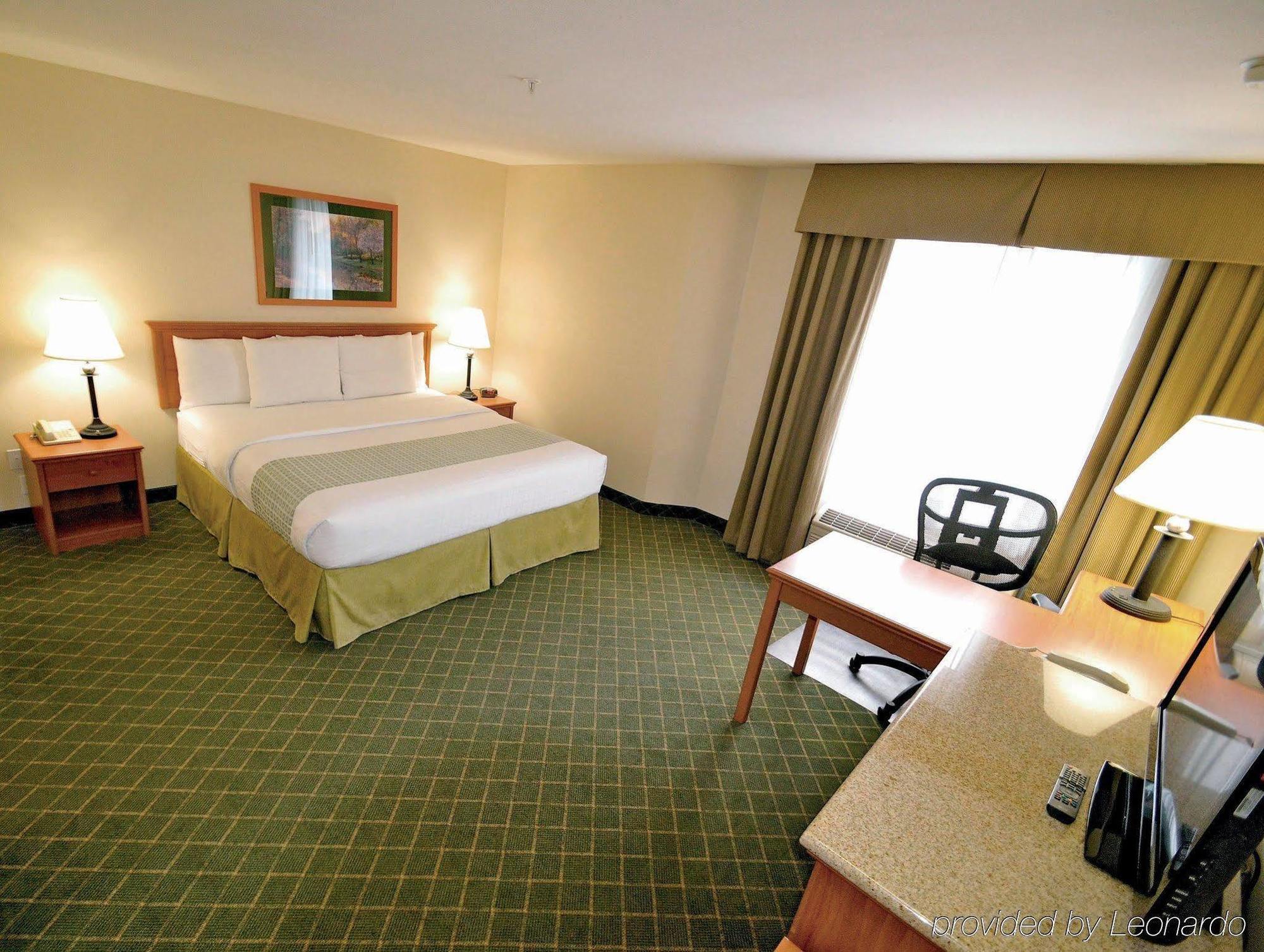 Отель La Quinta By Wyndham Portland Airport Экстерьер фото